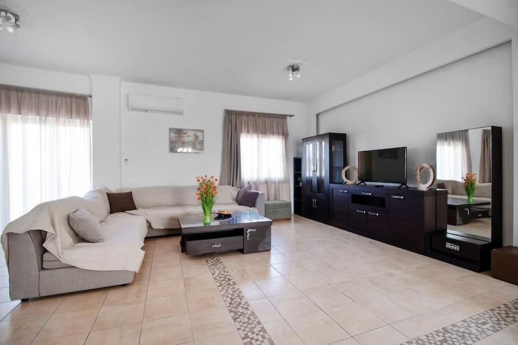 Family Home Next To City Hall Gazi Bagian luar foto